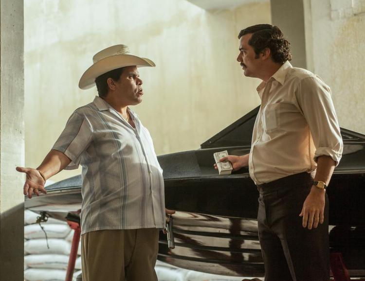 Que? Luis Guzman og Wagner Moura diskuterer forretninger. Sne-eksport fra de varme lande. Foto: Daniel Daza/Netflix