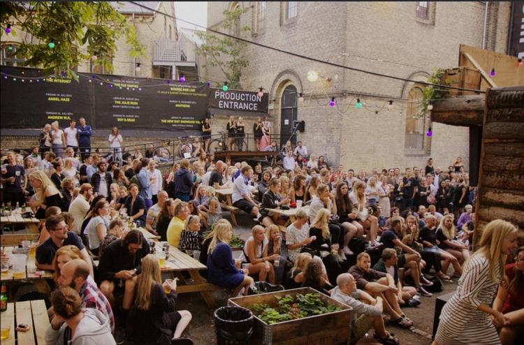 Byhave. Københavnere hygger med livemusik, forfriskninger og medbragt mad i Pumpehusets udendørs oase. 