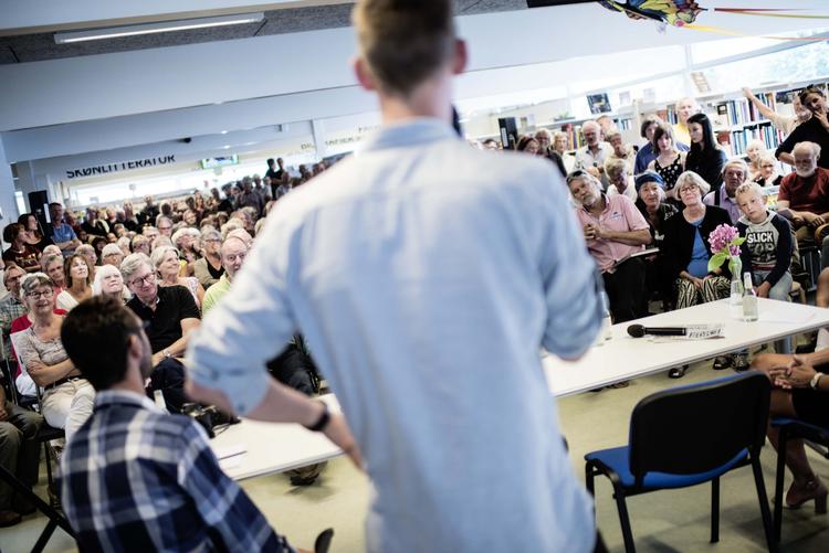 Langeland. Politikens Janus Engel stillede op og svarede på kritiske spørgsmpl på Langeland. 
