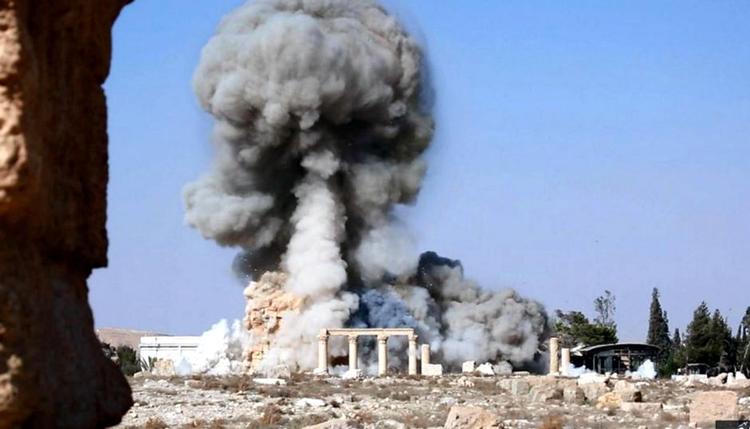 Ødelæggelser. Islamisk Stat har på social medier fremvist billeder af både sprængladninger på Baalshamin-templet i Palmyra og den efterfølgende sprængning. 