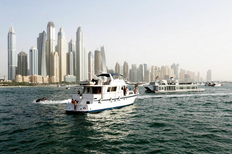 SOLSIKKER. Der er i hvert fald garanti for to ting i Dubai: Varme og højhuse. Charterbrachen skruer op for rejserne til Dubai og de andre emirater i området. 