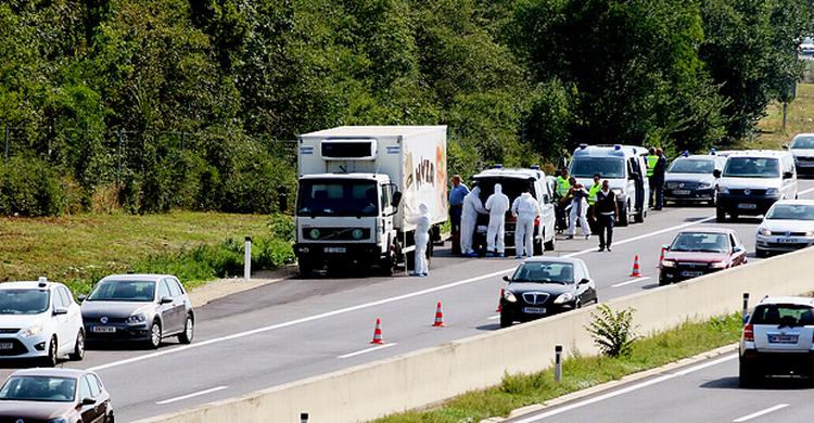 GERNINGSSTED. Lastbilen blev undersøgt grundigt efter fundet og er nu transporteret til tekniske undersøgelser, der skal føre frem til gerningsmændene bag den dødelige menneskesmugling. 