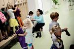 Familiesammenføring.  Hasan Ali Mohamad har fået sin kone, Ibtehaj Marzouk, og deres tre børn til Danmark. Her kører Ibtehaj deres yngste barn - Reda på 4 år - ind i børnehaven. Nu savner parret bare at komme i arbejde. Han er urolog, hun er gynækolog. 