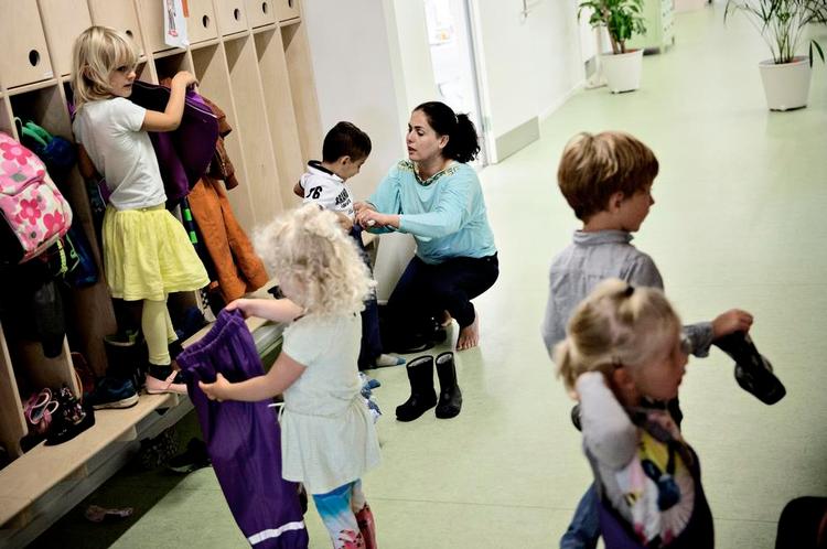Familiesammenføring.  Hasan Ali Mohamad har fået sin kone, Ibtehaj Marzouk, og deres tre børn til Danmark. Her kører Ibtehaj deres yngste barn - Reda på 4 år - ind i børnehaven. Nu savner parret bare at komme i arbejde. Han er urolog, hun er gynækolog. 