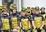 Holdånd. Team Rynkeby har vokset sig til et velgørenhedsløb, der indbringer millioner til kraftramte børn. Her holdet der sidste år cyklede til Paris, inden afgangen fra pladsen foran Rigshospitalet. 