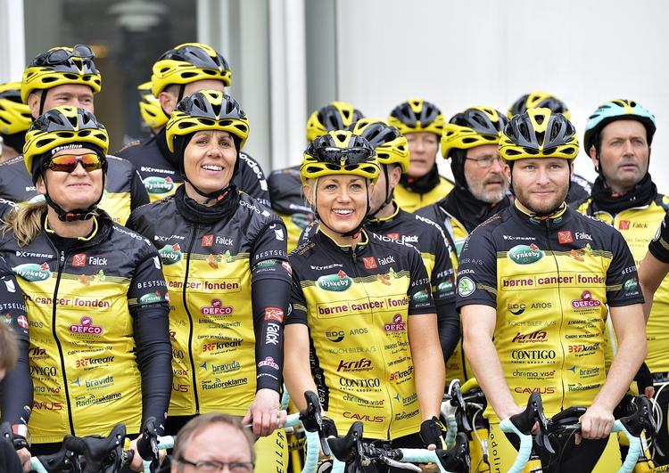 Holdånd. Team Rynkeby har vokset sig til et velgørenhedsløb, der indbringer millioner til kraftramte børn. Her holdet der sidste år cyklede til Paris, inden afgangen fra pladsen foran Rigshospitalet. 
