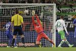 Bundesliga. Wolfsburgs Bas Dost scorer i kampen mod Schalke. 