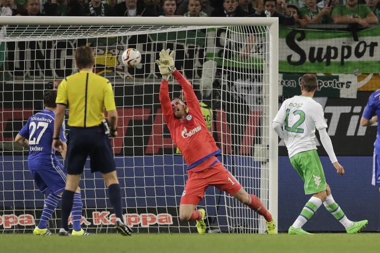Bundesliga. Wolfsburgs Bas Dost scorer i kampen mod Schalke. 