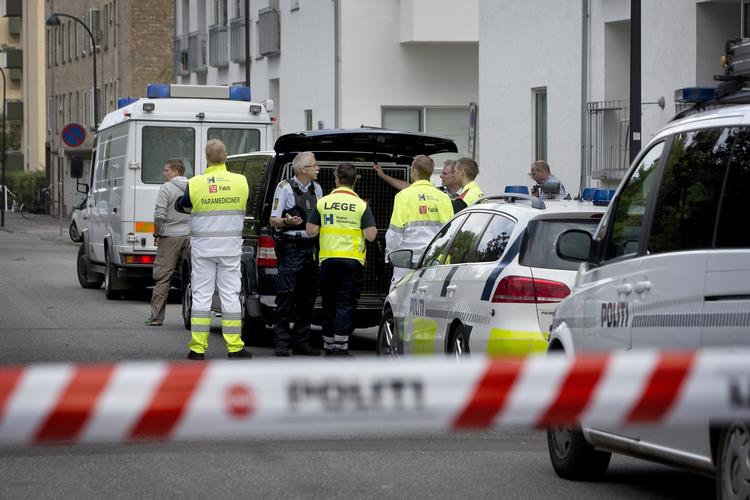 Afspærret. Bomberyddere ransager efter anholdelse i Hellerup. 