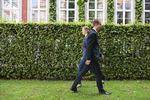 Retning. Esben Lunde Larsen og Ellen Trane Nørby står skulder ved skulder om milliardbesparelser på uddannelsesområdet, som ellers har været undtaget fra kravet om årlige effektiviseringer på 2 procent. 