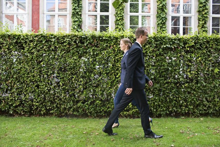 Retning. Esben Lunde Larsen og Ellen Trane Nørby står skulder ved skulder om milliardbesparelser på uddannelsesområdet, som ellers har været undtaget fra kravet om årlige effektiviseringer på 2 procent. 