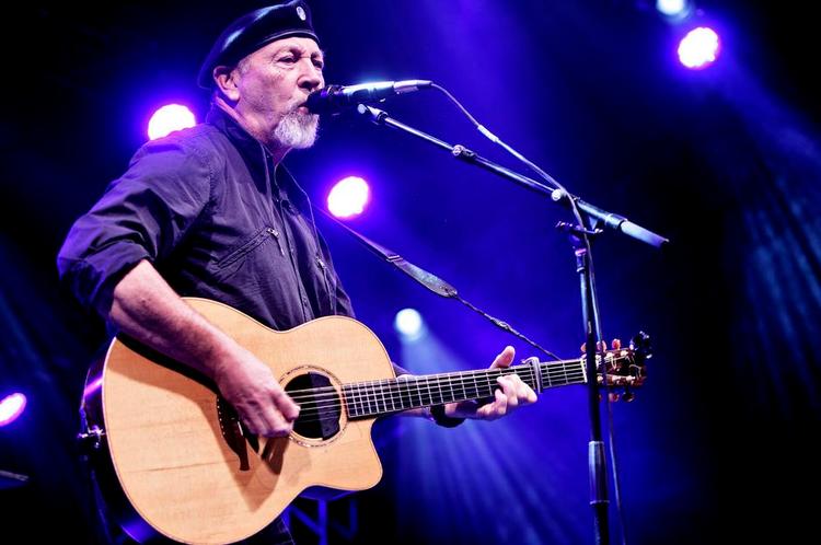 Richard Thompson repræsenterede hele værdigrundlaget for Tønder Festival: Virtuositet, genkendelsens glæde og forankret i en britisk folkemusiktradition. 
