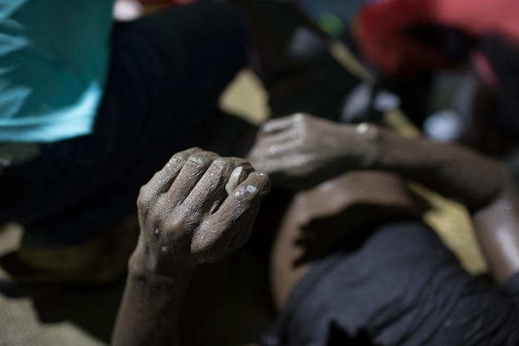 Offer. Det er endnu uklart, hvor mange der omkom under torsdagens katastrofe på Middelhavet. Tallet ligger et sted mellem 100 og 200. Hver uge sejler et tocifret antal skibe fyldt med migranter og flygtninge afsted fra Libyen mod Italien og Grækenland. 