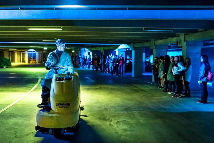 Rundtur. Forestillingen foregår i og omkring og som her under Tietgenkollegiet i Ørestad. 