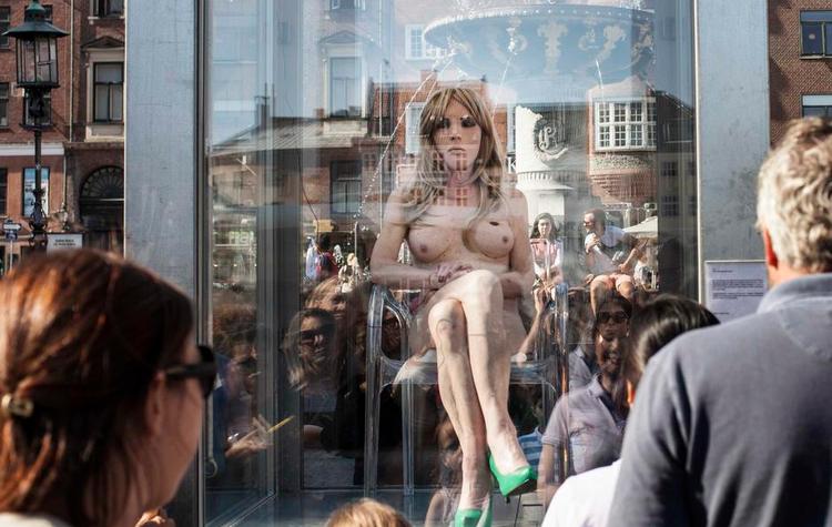 TABUKROP. Kan man være 80 år gammel som hende her og blive udstillet splitternøgen med struttende bryster midt på Strøget? Metropolis har budt på godt udfordrende konfrontationer. 