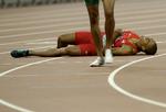 udmattet. Efter 1.500 meterløbet faldt Ashton Eaton sammen ved målstregen - da hans verdensrekord var en realitet. Foto: Kin Cheung/AP 