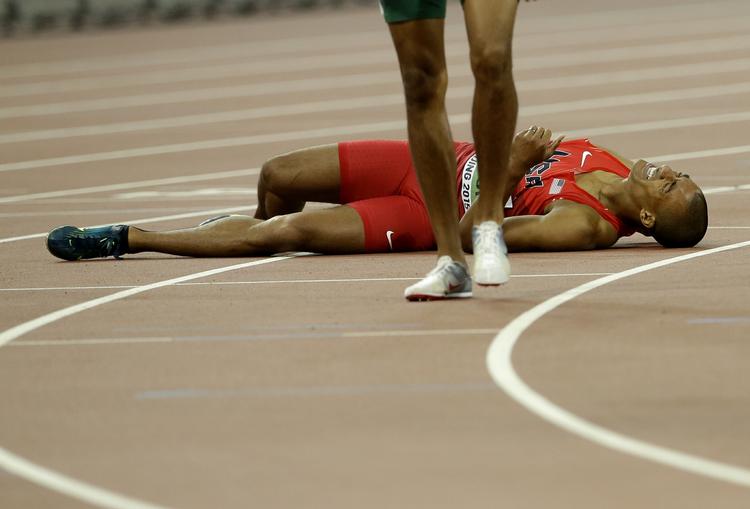 udmattet. Efter 1.500 meterløbet faldt Ashton Eaton sammen ved målstregen - da hans verdensrekord var en realitet. Foto: Kin Cheung/AP 