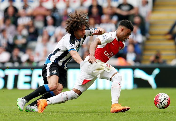 MÅLSCORER. Kort efter pausen scorede Alex Oxlade-Chamberlain (th.) sejrsmålet for Arsenal. 