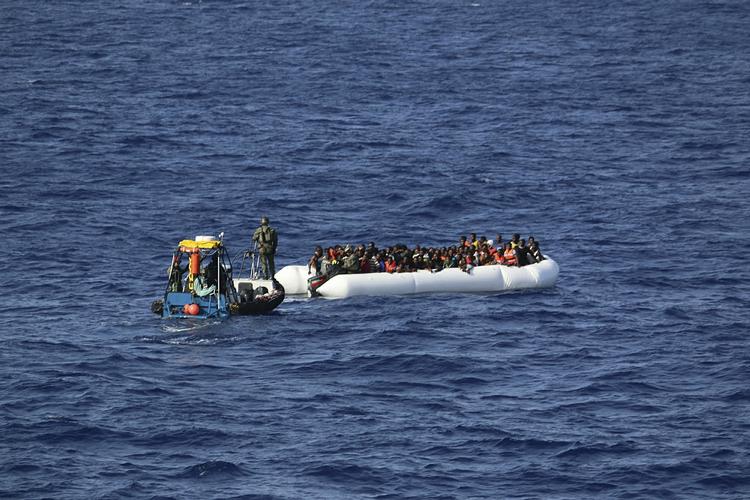 Flugt. Læserne kan ikke rumme billeder af døde børn, der er skyllet op på en strand i Libyen, mener Red Barnet. For vi har brug for at tro på, at det kan blive bedre. Og den tro findes ikke i fotos af lig. (arkivfoto) 