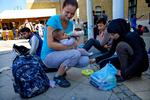 Hjælp. Andrea er frivillig i organisationen 'Solidaritet med immigranter i Szeged'. Næsten hver time kommer der nye busser med flygtninge til, og regeringen yder ikke meget hjælp. Der er mange helt små børn blandt flygtningene, og i går hjalp Andrea med at give et af dem mælk. 