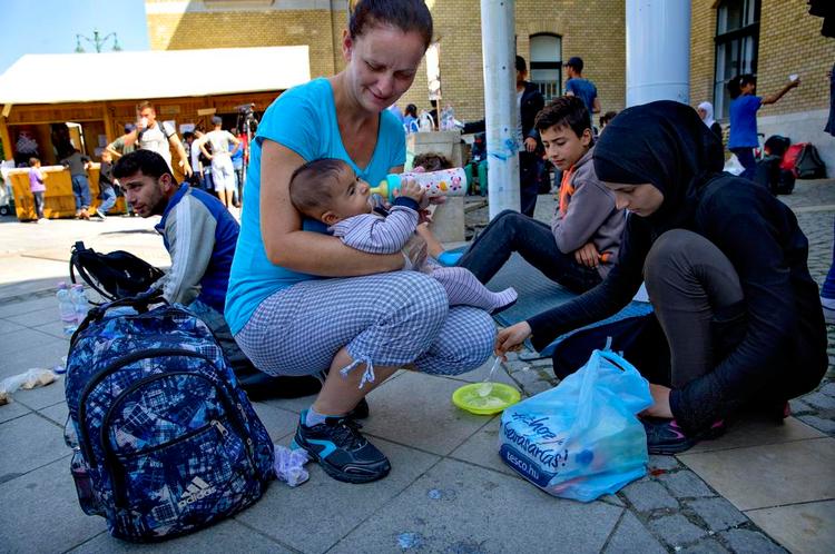 Hjælp. Andrea er frivillig i organisationen 'Solidaritet med immigranter i Szeged'. Næsten hver time kommer der nye busser med flygtninge til, og regeringen yder ikke meget hjælp. Der er mange helt små børn blandt flygtningene, og i går hjalp Andrea med at give et af dem mælk. 