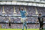 2-0. To mål på 9 minutter i anden halvleg, det andet af Fernandinho, sikrede topholdet Manchester City førstepladsen i Premier League. 