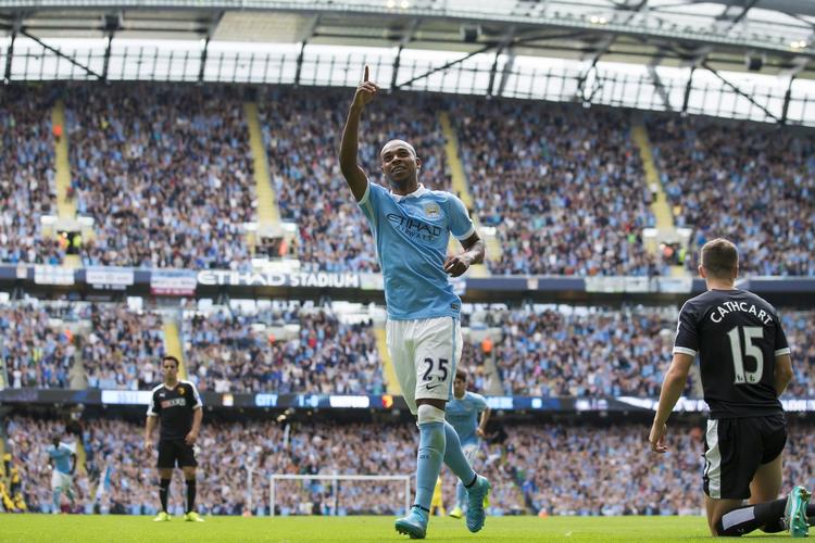 2-0. To mål på 9 minutter i anden halvleg, det andet af Fernandinho, sikrede topholdet Manchester City førstepladsen i Premier League. 