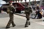 Franske soldater patruljerer på hovedbanegården Gare du Nord i Paris dagen efter angrebet på et højhastighedstogder kørte fra   Holland til Frankring. 