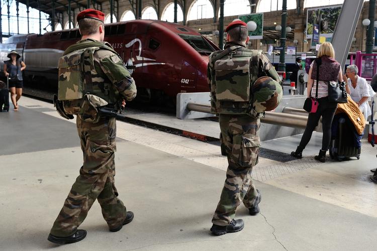 Franske soldater patruljerer på hovedbanegården Gare du Nord i Paris dagen efter angrebet på et højhastighedstogder kørte fra   Holland til Frankring. 