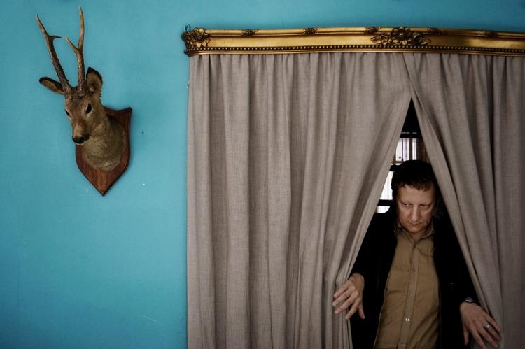 magikeren. Robert Lepage behersker den billedstærke magi. Musikeren Peter Gabriel har om Lepage sagt, at han er »en ægte visionær, der laver teater for folk, der ikke kan lide teater«. 