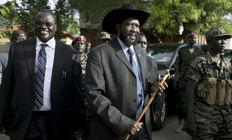 FRED? Til venstre oprørsleder og tidligere vicepræsident Riek Machar og i midten med hatten Sydsudans præsident Salva Kiir. De to bekriger i øjeblikket hinanden. De har ellers begge for nyligt underskrevet en freddsaftale, der træder i kraft i morgen, søndag. 
