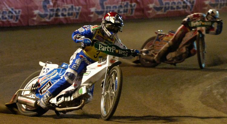 Styrt. Danske Nicki Pedersen udgik i går i et grand prix i Polen efter et voldsomt styrt. 
