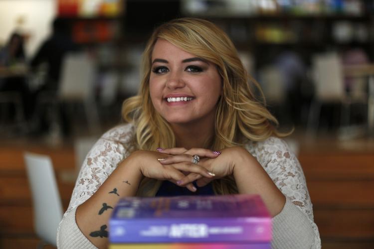 Sensation. Med læsertal som ifølge Wattpad og forlag har rundet en milliard, befinder Anna Todd sig i litteraturens absolutte superliga. 
