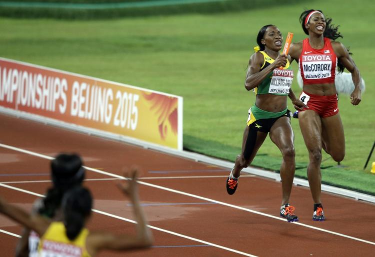 FINISH. Jamaicas Novlene Williams-Mills presser sig foran USA's Francena Mccorory og snupper guldet på VM's sidste dag. 