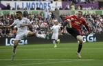 fodboldballet. Manchester United-anfører Wayne Rooney (th.) kunne ikke følge op på sit hattrick i Champions League-kampen mod Club Brugge. I stedet var det Neil Taylor og Swansea, der var bedst. 