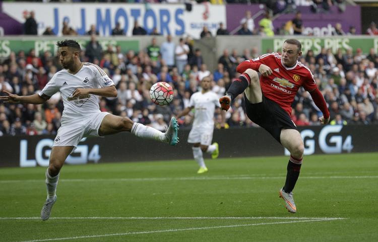 fodboldballet. Manchester United-anfører Wayne Rooney (th.) kunne ikke følge op på sit hattrick i Champions League-kampen mod Club Brugge. I stedet var det Neil Taylor og Swansea, der var bedst. 