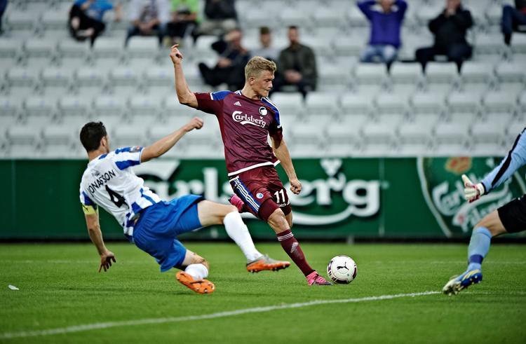 AFBRÆNDEREN. FCK's største chance tilfaldt Andreas Cornelius, der fik træner Ståle Solbakken til i frustration at sparke trænerbænken i stykker ved at sparke over i denne situation. 