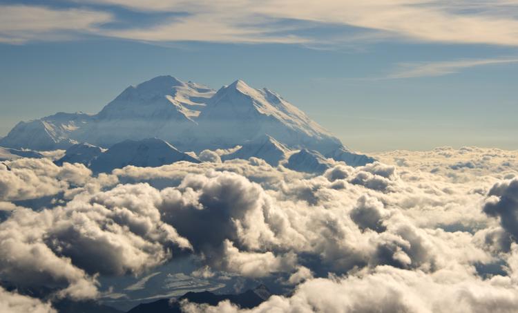 Navneskifte. Siden guldgravernes tid også har USA's højeste bjerg været kendt som Mount McKinley.Det skal fremover officielt hedde Denali. 