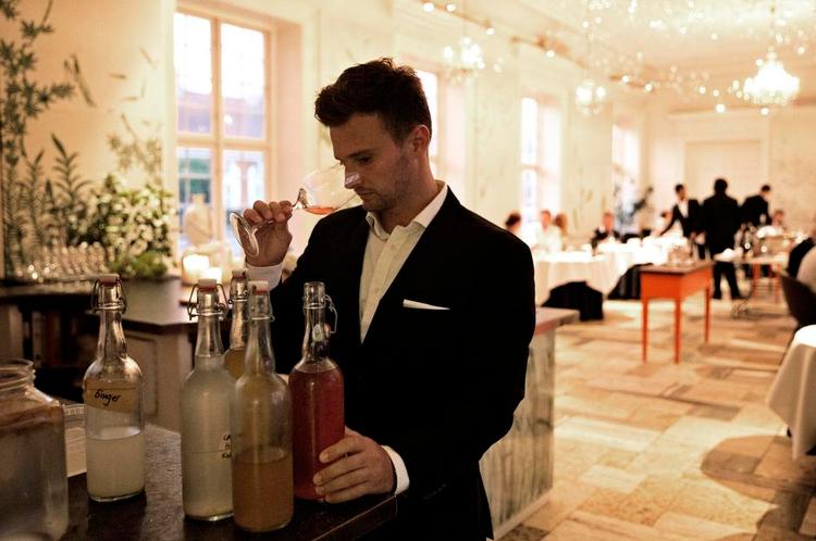 Saft. På Restaurant Mielcke &amp; Hurtigkarl bliver der eksperimenteret med både juicer og kombucha-te til det ikkealkoholiske menukort. Teen fermenteres med en svamp, der forgærer sukkeret og danner en række værdifulde stoffer. Efter cirka otte dage er kombucha-teen drikkeklar. 