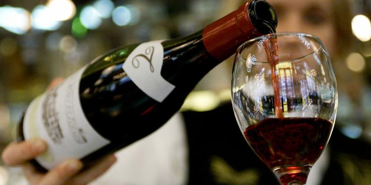 Vin. De færreste restaurantgæster kan klare en fuld vinmenu uden at blive godt stegt. Men det er der råd for. 