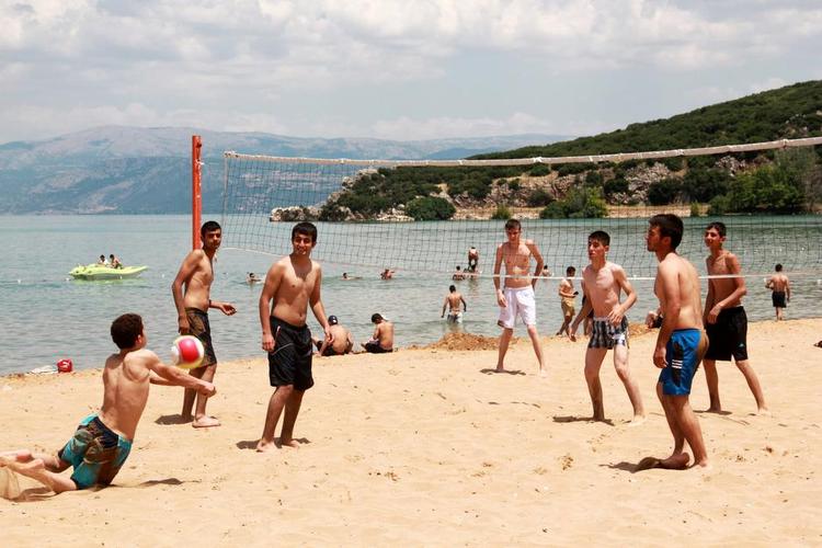 STRANDLIV. Vandcykler på søen og volley på stranden. Man kan næsten forveksle Egirdirsøen med den tyrkiske Middelhavskyst. 