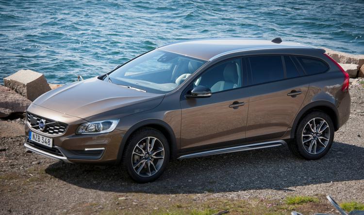 FLEKSIBEL. Volvo V60 CC vil nok tilbringe mest tid på asfalt, men den har også visse evner i terræn. 