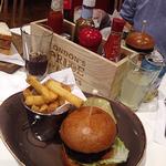 LONDON. I travle Heathrow kan man godt finde et roligt sted og nyde et måltid. 