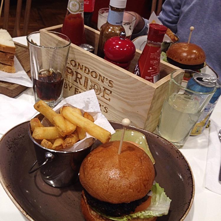 LONDON. I travle Heathrow kan man godt finde et roligt sted og nyde et måltid. 