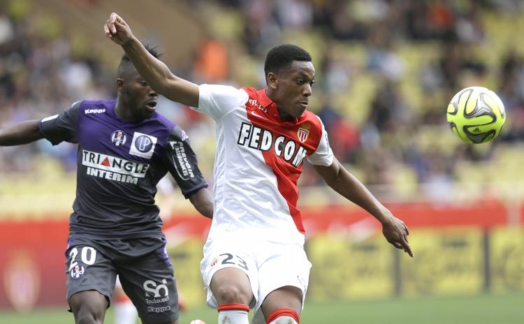 skifter. Anthony Martial (th) i kamp for Monaco mod Toulouse. 