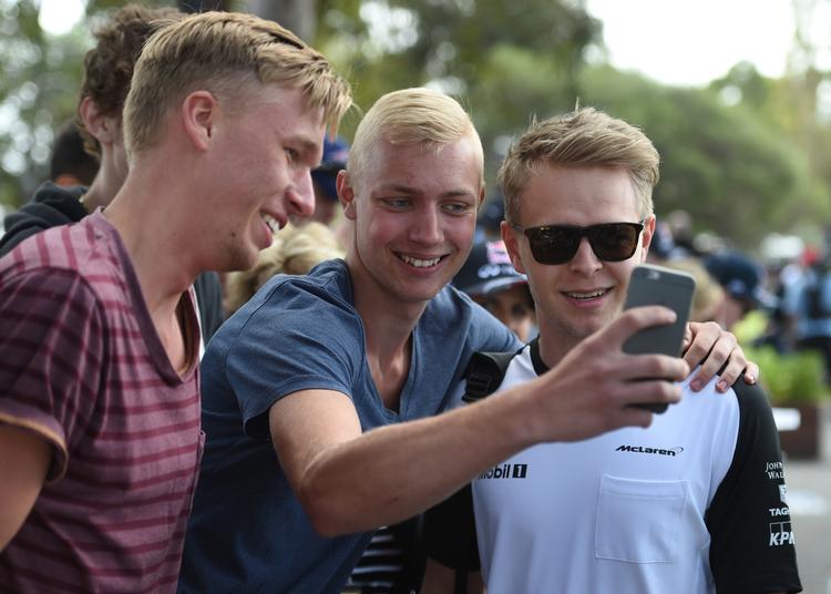 Bænket. Kevin Magnussen har haft bedre tid til at servicere fansene i et år, hvor det ikke er blevet til mange minutter i en racerbil. 