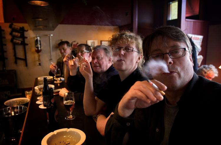 Røghåb. DF er åben for at lempe rygereglerne. Her er det en flok standhaftige rygere på værtshuset Snaren i København. 