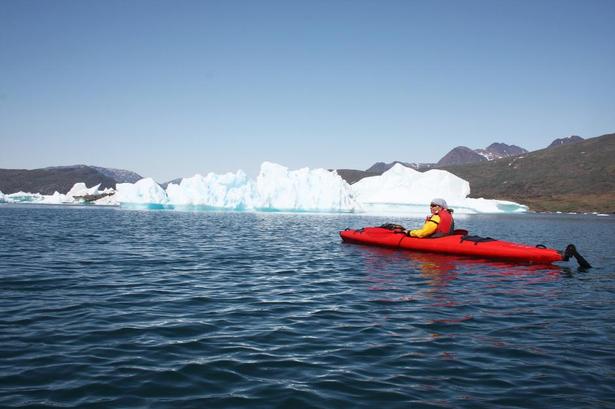 IDYLLISK. Andrea Alfonso Alonso nyder stilheden på fjorden, inden et stort isstykke brækker af et isbjerg og giver store bølger i det ellers rolige vand. 