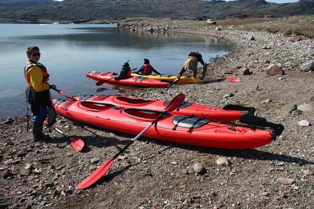 PARAT. Rasmus Krongaard Stampe på 11 år står klar til at hoppe i kajakken og ro ud i fjorden. 