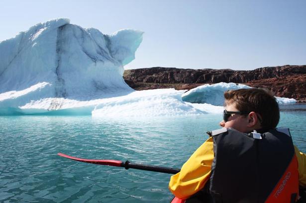 NÆRKONTAKT. Man kommer ret tæt på isbjergene under kajakturen på fjorden. 